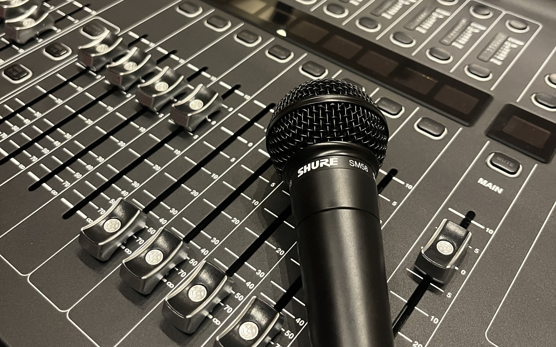 PAミキサーとShure SM58マイク